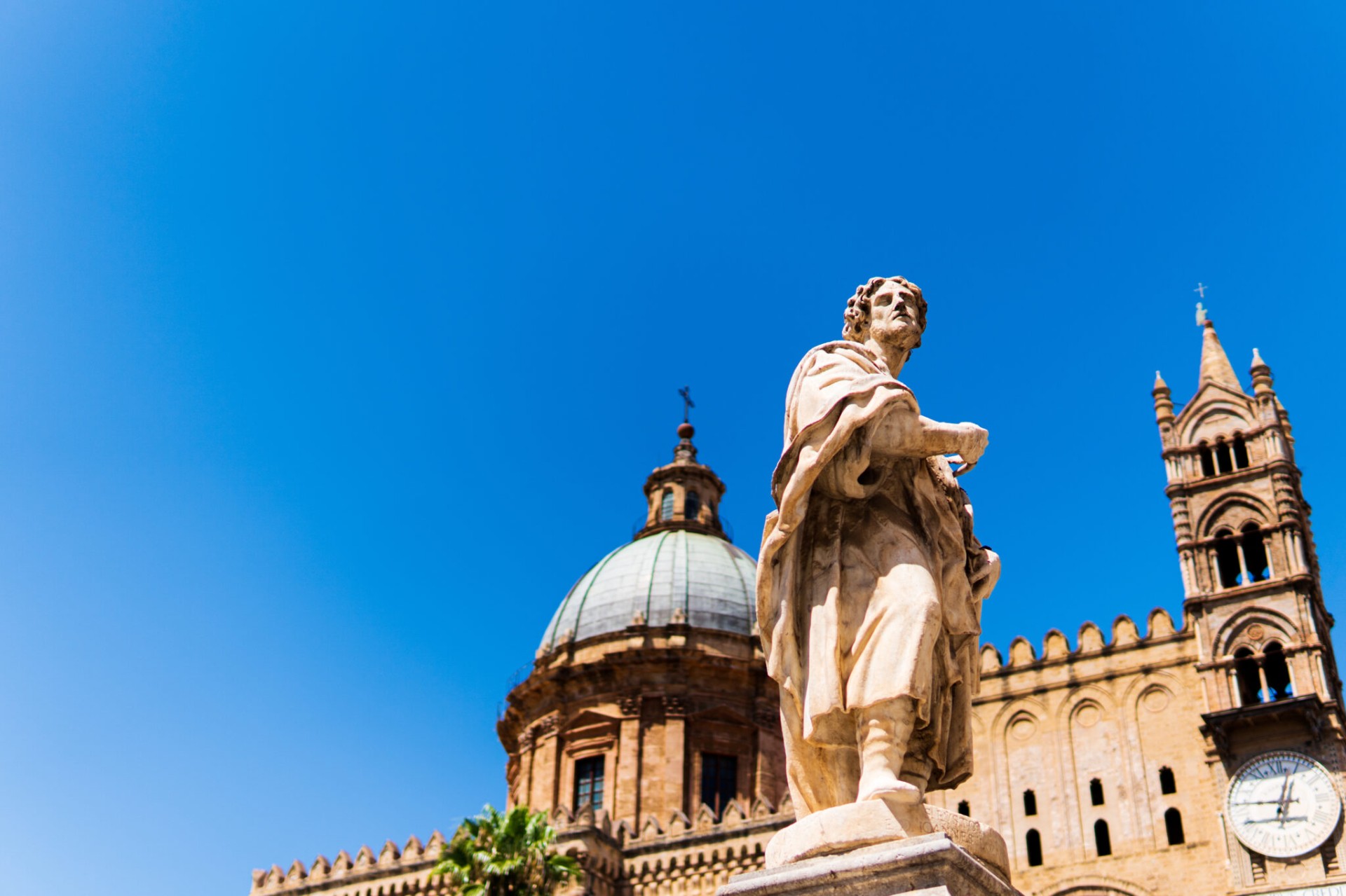Statue an der Kathedrale von Palermo
